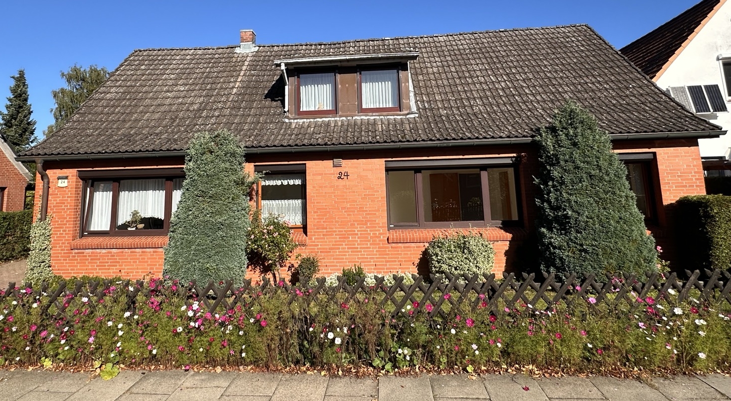 Freistehendes Einfamilienhaus in Bargteheide mit Einliegerwohnung und Baugrundstück - provisionsfrei