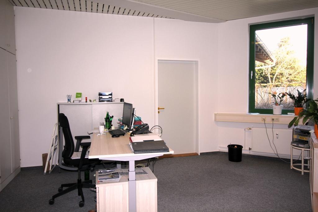Schwentinental: Kleines Büro mit viel Stauraum