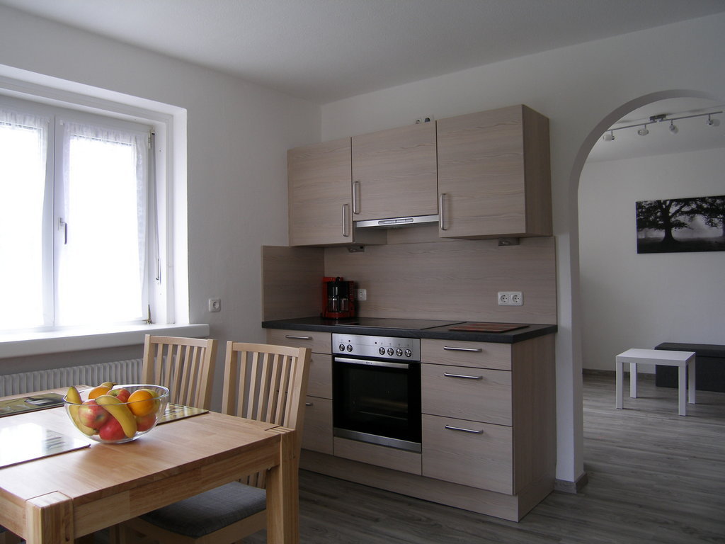 Schöne 2-Zimmer-Wohnung im EG, möbliert. Mit Gartenanteil. Für Wohnen auf Zeit. An 1-2 Personen (NR).