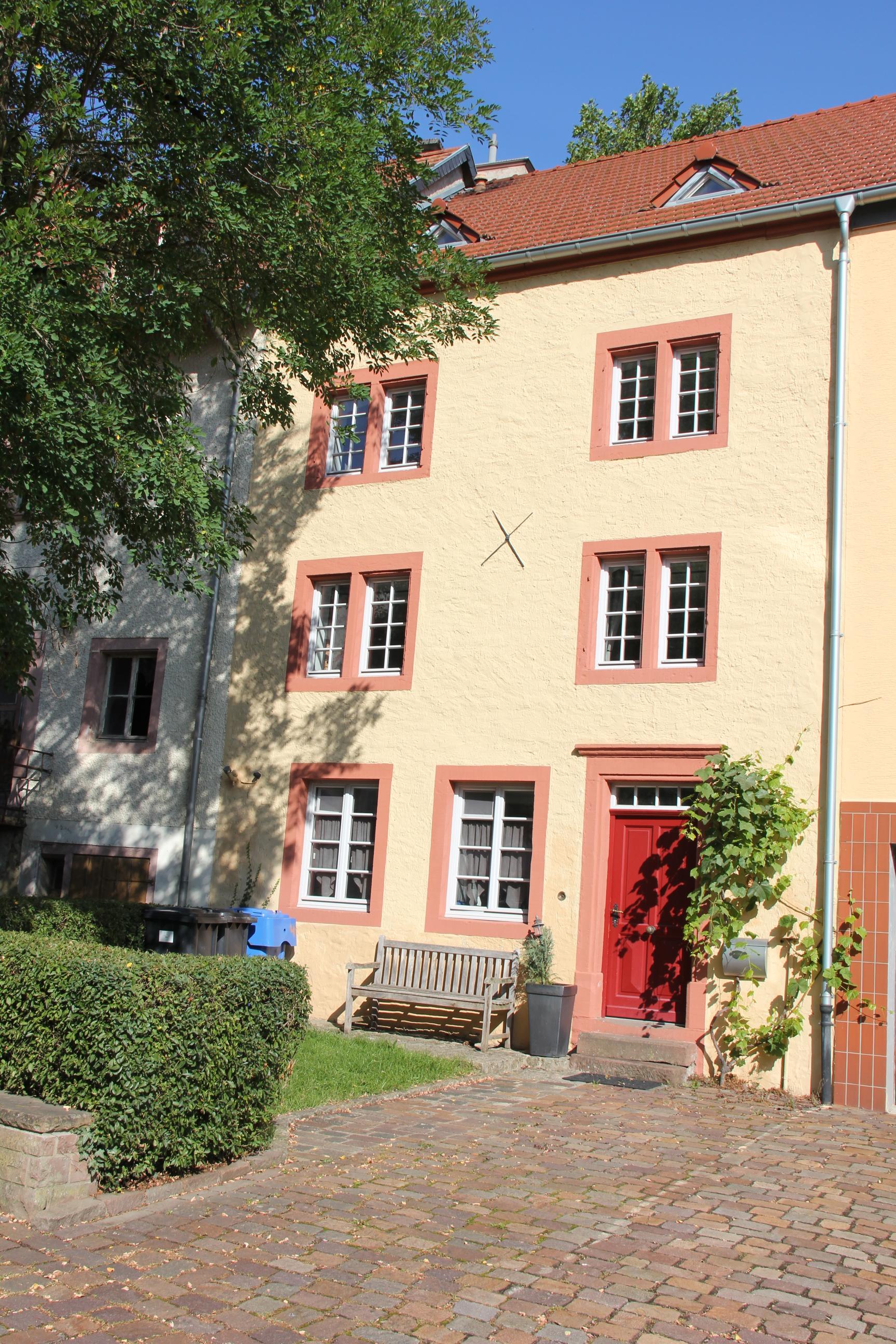 Historisches Stadthaus in bester Lage, großzügige Raumaufteilung, neu renoviert