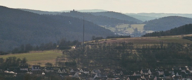 Blick über Mömlingen zur Burg Breuberg