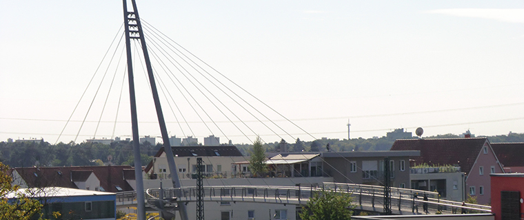 Pylonenbrücke über die Bahnlinie